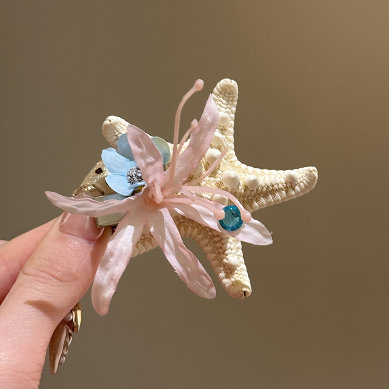 Flor de tela con incrustaciones de diamantes Horquilla de estrella de mar Estilo de vacaciones junto al mar Clip de pico de pato lateral Viajes Fotografía Moda Accesorios para el cabello de todo fósforo