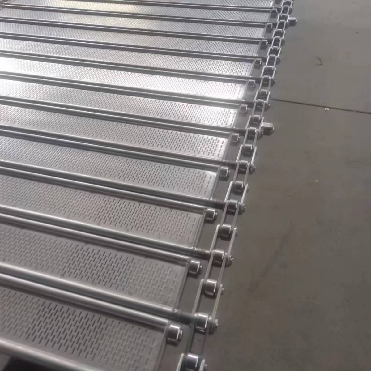 冲孔链板网带不锈钢挡板提升输送带304传动输送机