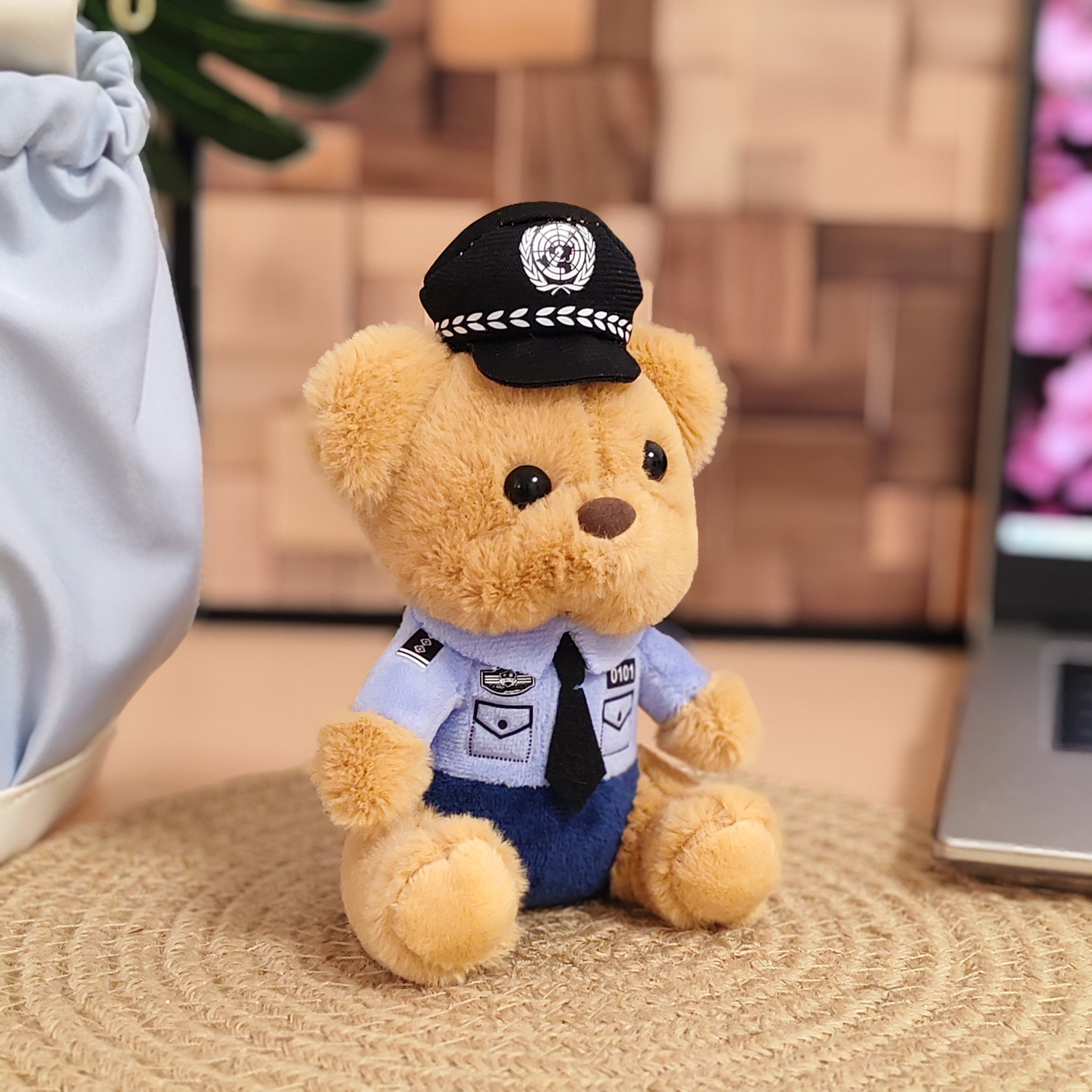 Colgante de felpa de color claro oso policía