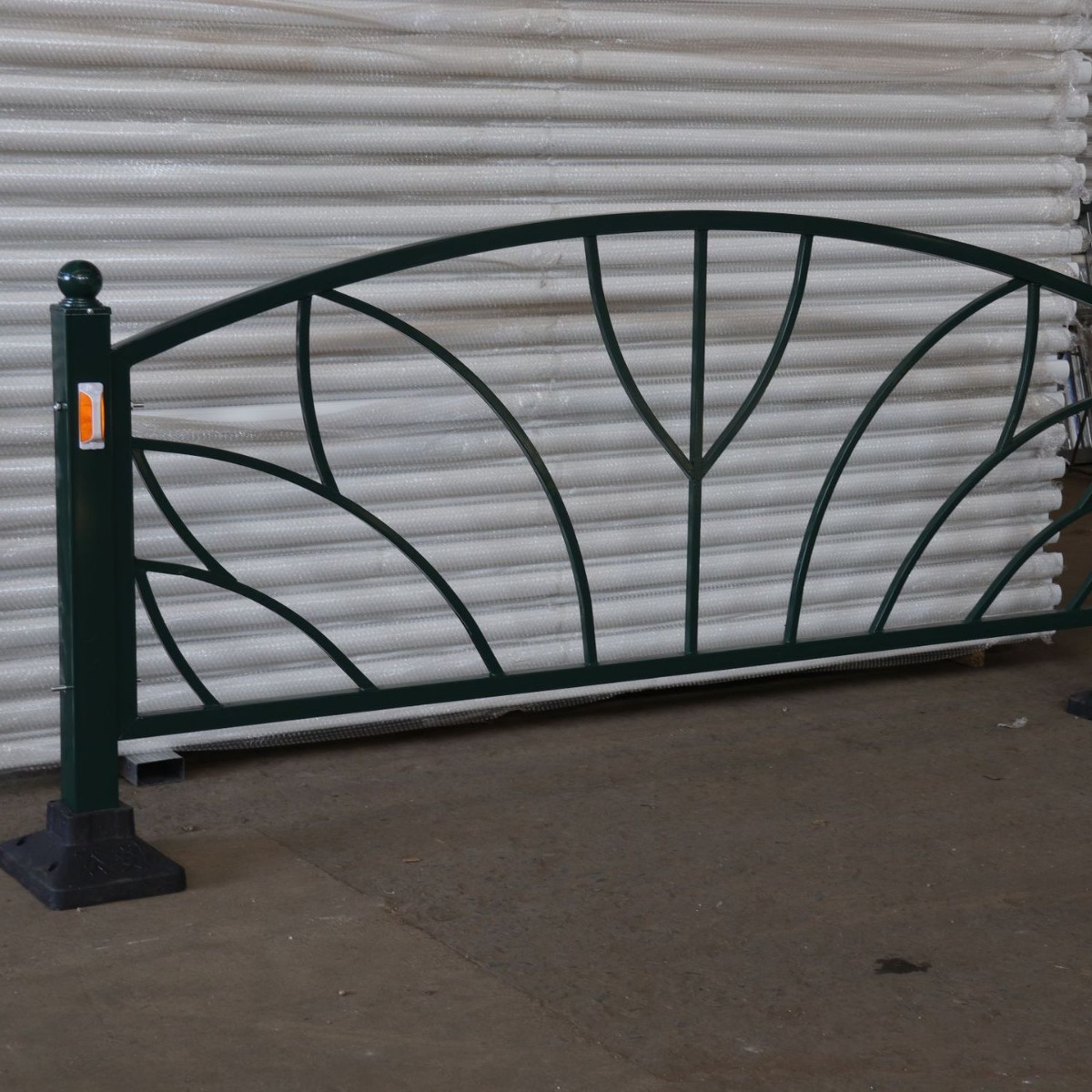 墨绿色交通镀锌管喷涂道路护栏非机动车隔离栏杆花式铁艺围栏批发