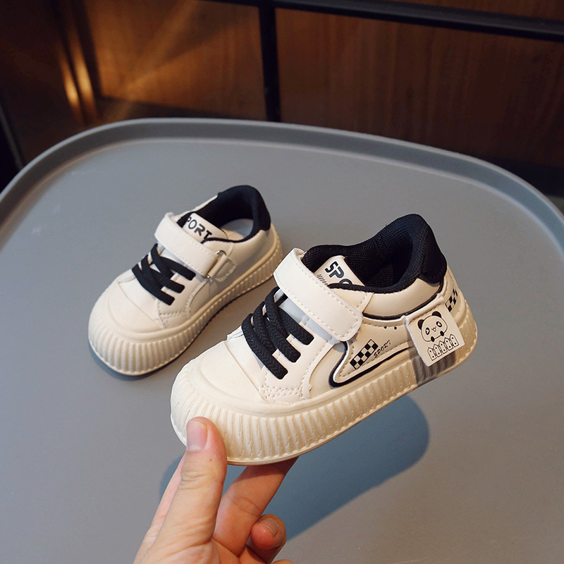 Zapatos de otoño 2024 para bebés y niños pequeños, zapatillas deportivas infantiles, zapatillas casuales para niños y niñas, zapatos planos de cuero, envío directo en una sola pieza.