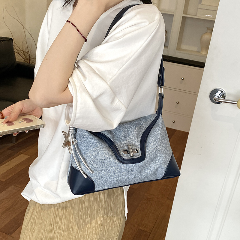 Bolso de moda de color contraste para mujeres 2026 nuevo estilo de viaje diario sensación de bolso de brazo de hombro universal para salir bolso pequeño