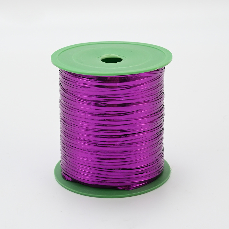 花屋の材料の花の花束を包装して手作りのdiyバラの花を刺します。