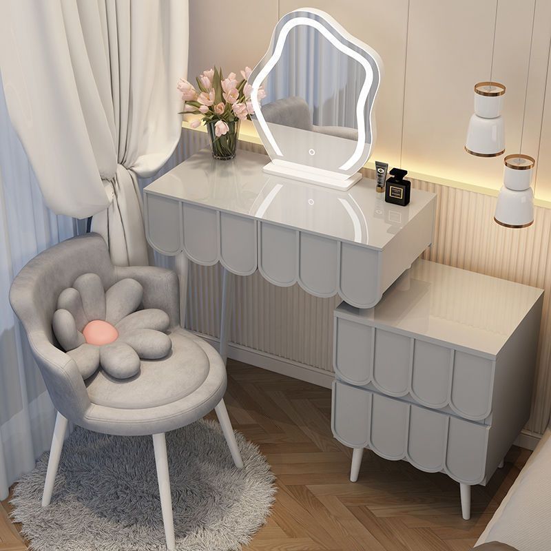 Mesa gris 81 + Gabinete + espejo de nubes + silla de flores grises y blancas