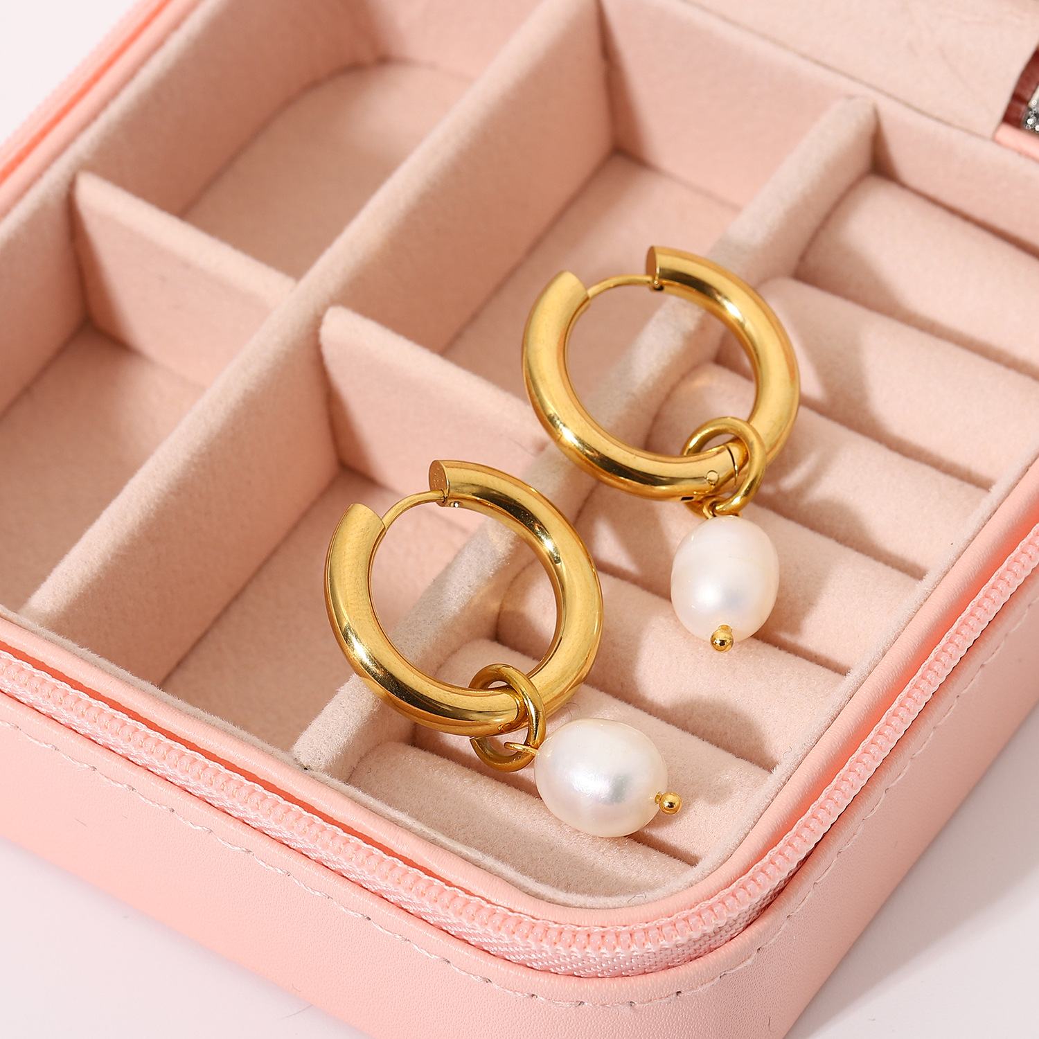 Großhandel Mode 18 Karat Vergoldete Einzelne Süßwasserperlenanhänger Ohrringe Nihaojewelry display picture 4