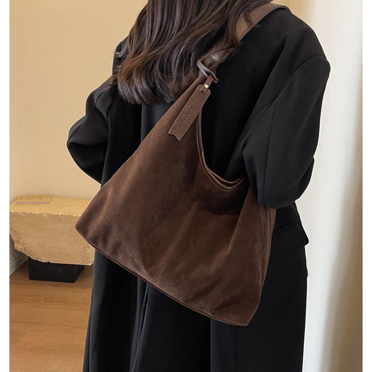 Autumn and Winter Casual Shoulder Bag Maillard Retro Tote Bag Women's Large Capacity Commuter Armpit Bag Suede Handbag
