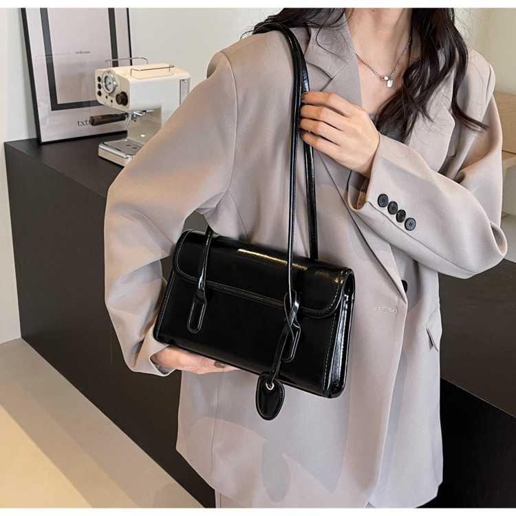 Women's Medium Pu Leather Solid Color Vintage Style Streetwear Zipper Shoulder Bag display picture 11