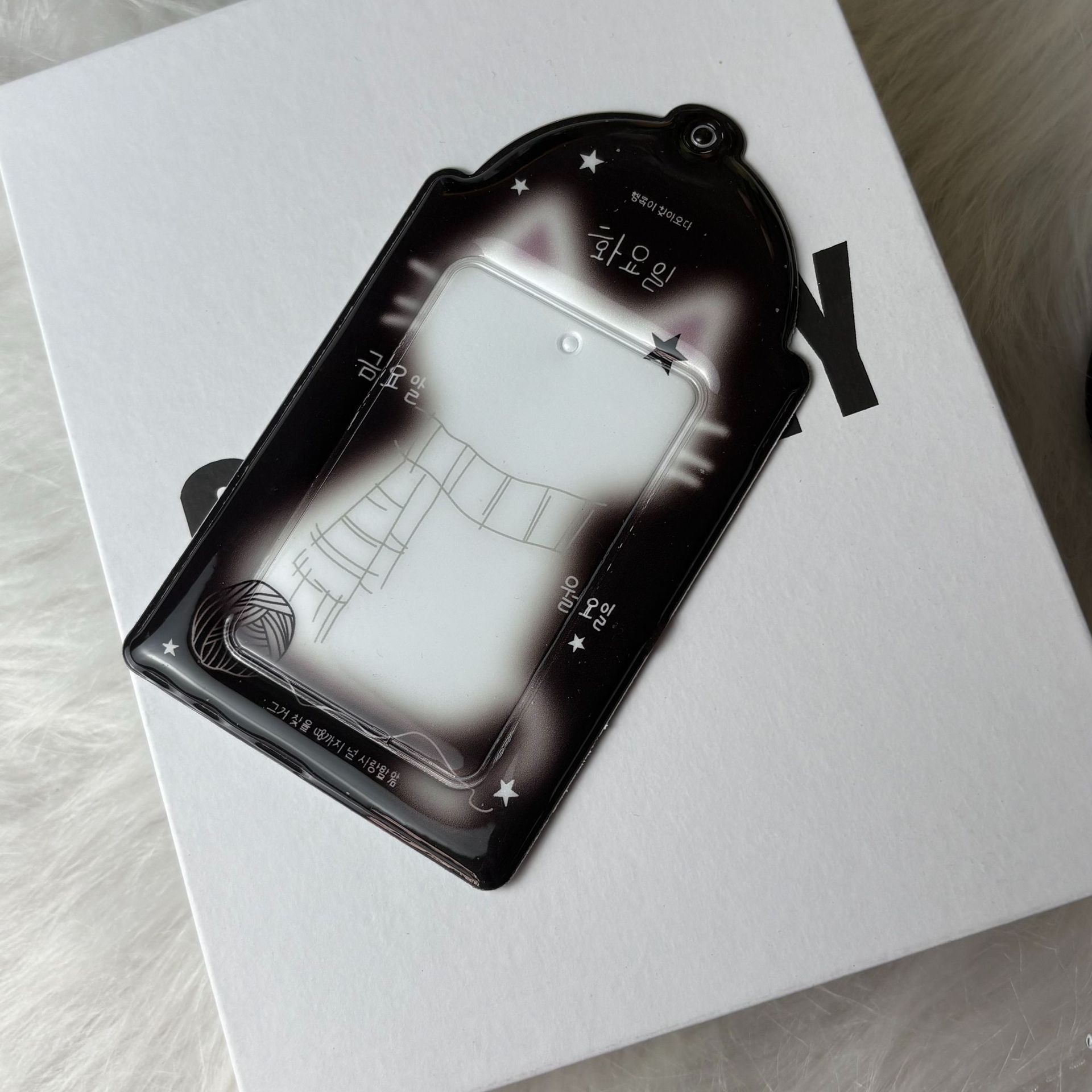 가장자리가 검은색인 흰색 고양이