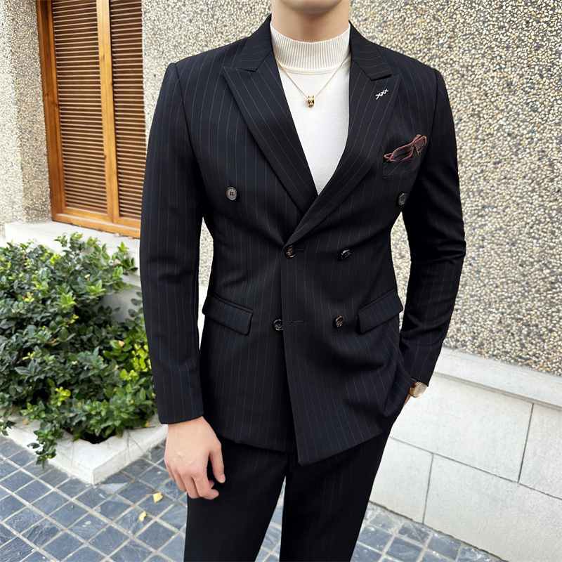 Completo da uomo slim fit composto da blazer e pantaloni | Abito moderno a righe, casual ed elegante, ideale per matrimoni e ufficio._voghion.com