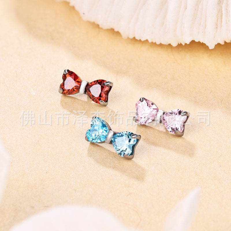 16G labret stud size and finish detail