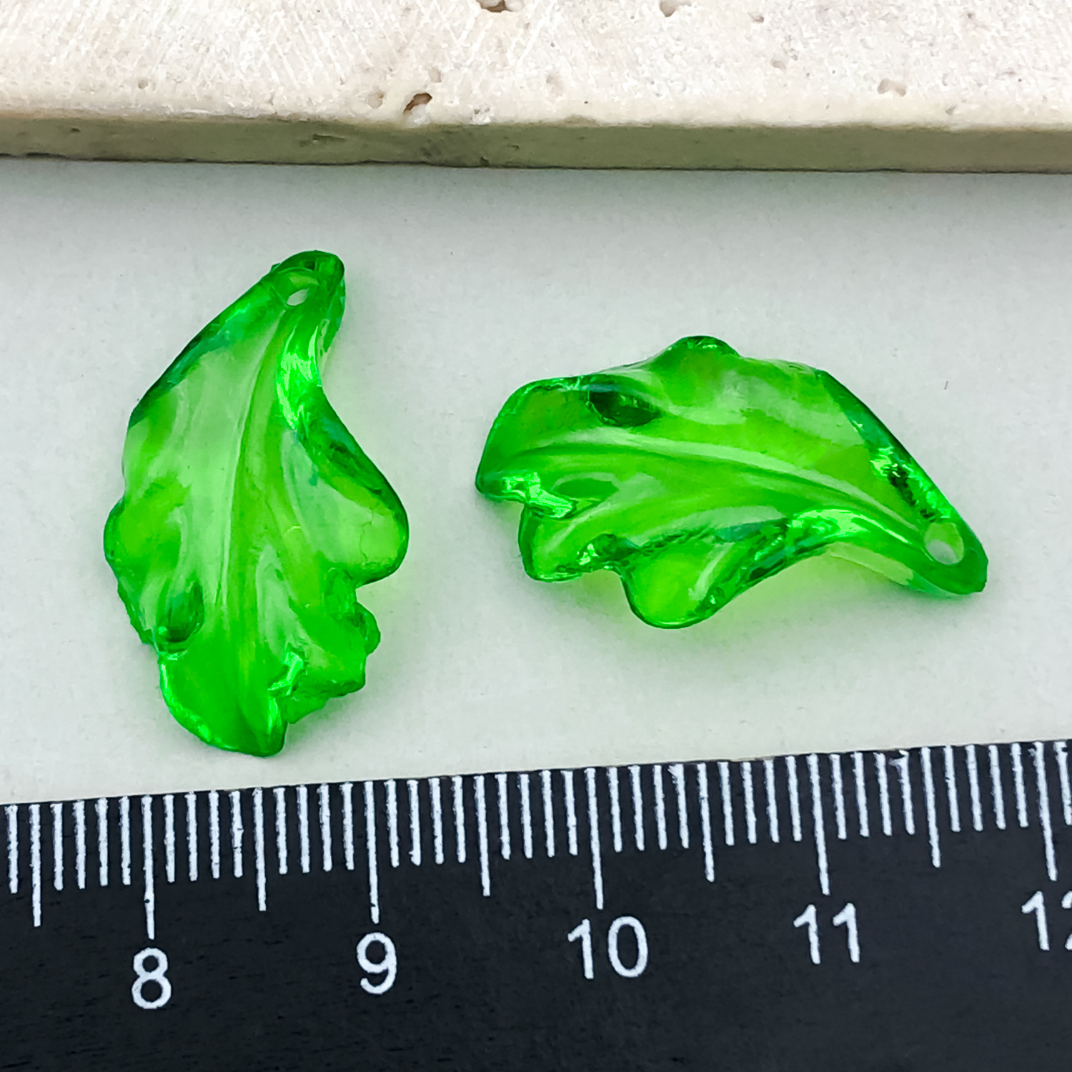 Simulación perforada chapada en color hoja de arce hoja verde hoja de uva accesorios de acrílico transparente hecho a mano pulsera decorativa de bricolaje cuentas