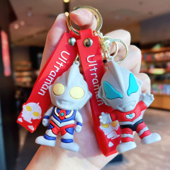 漫画のウルトラマンのキーホルダーのぬいぐるみのウルトラの家族のペンダントはかばんの自動車のキーチェーンの小さい贈り物の卸売りを飾ります。