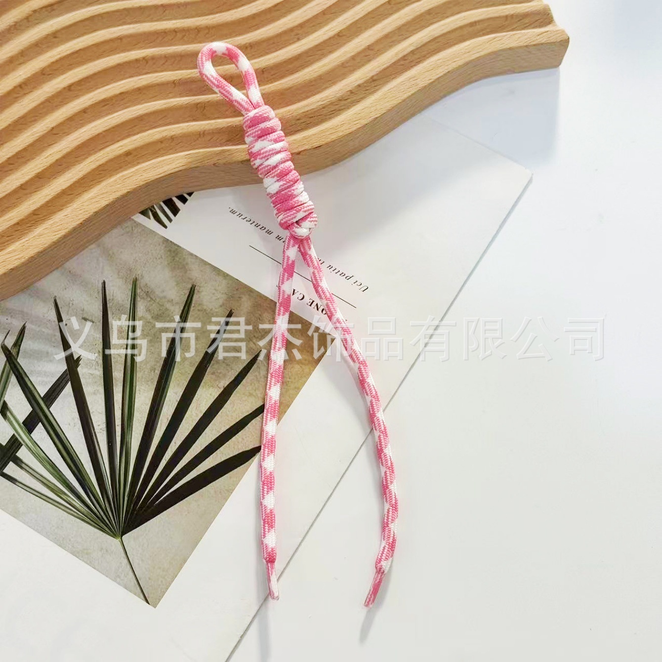 編みカバンのストラップの螺旋の結び紐のiuは鍵のボタンのネットの赤い色の結びの縄の装飾の部品を結びます。