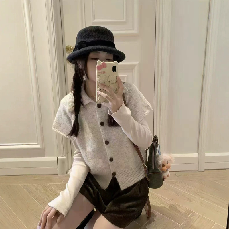 Korean-style polo-neck knitted sweater, short-sleeved vest, women's early autumn outfit, stylish layered look, versatile and age-reducing top