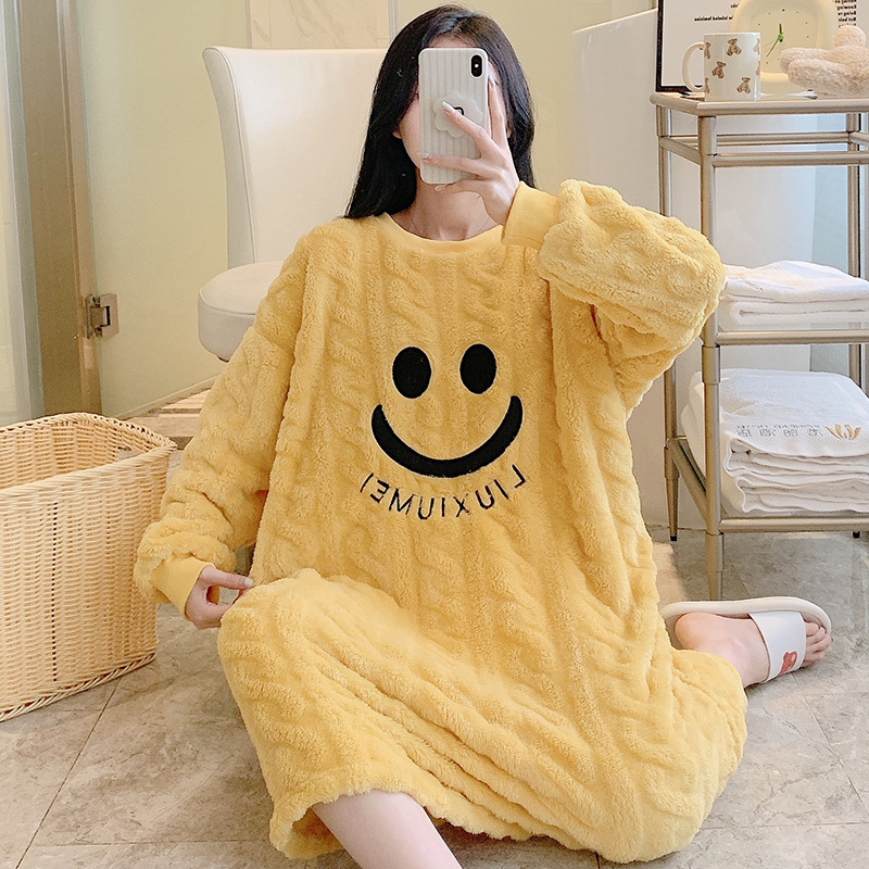 Ins otoño y invierno estilo coreano sonriente vestido de pijama de peluche largo cuello redondo encantador medio largo suelto vestido caliente de tamaño grande
