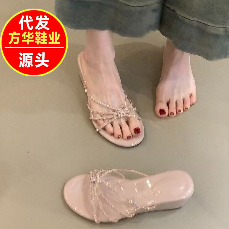 2026 verano nuevo tacones elevados zapatillas frías con una palabra de diamante con zapatillas de cabeza redonda sandalias de tacón alto para mujeres