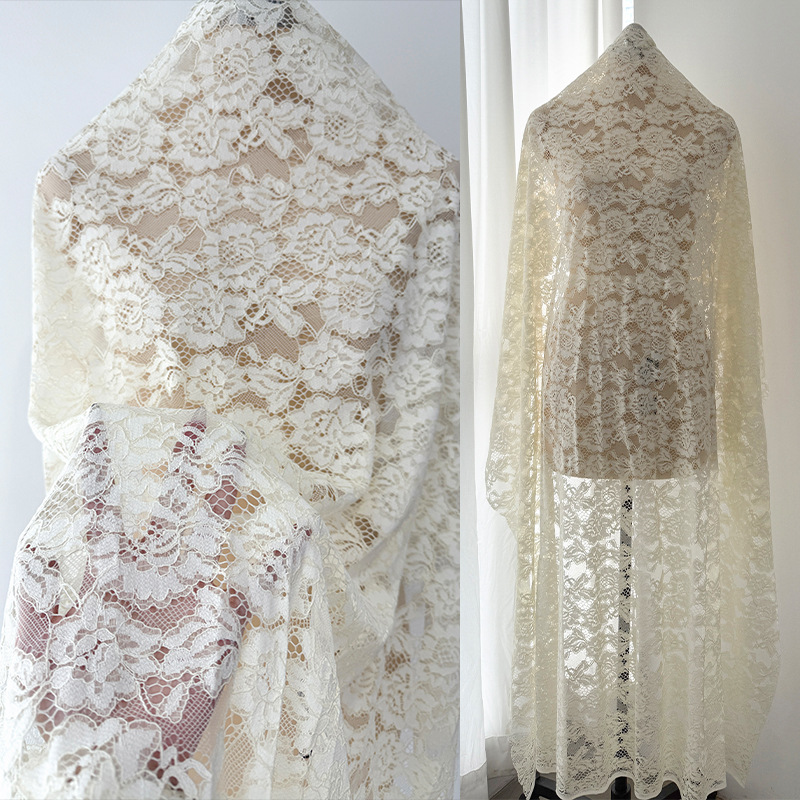 Tejido de encaje de color crema, tela de encaje no elástica, fabricación de falda, fábrica de vestidos, inventario al por mayor.