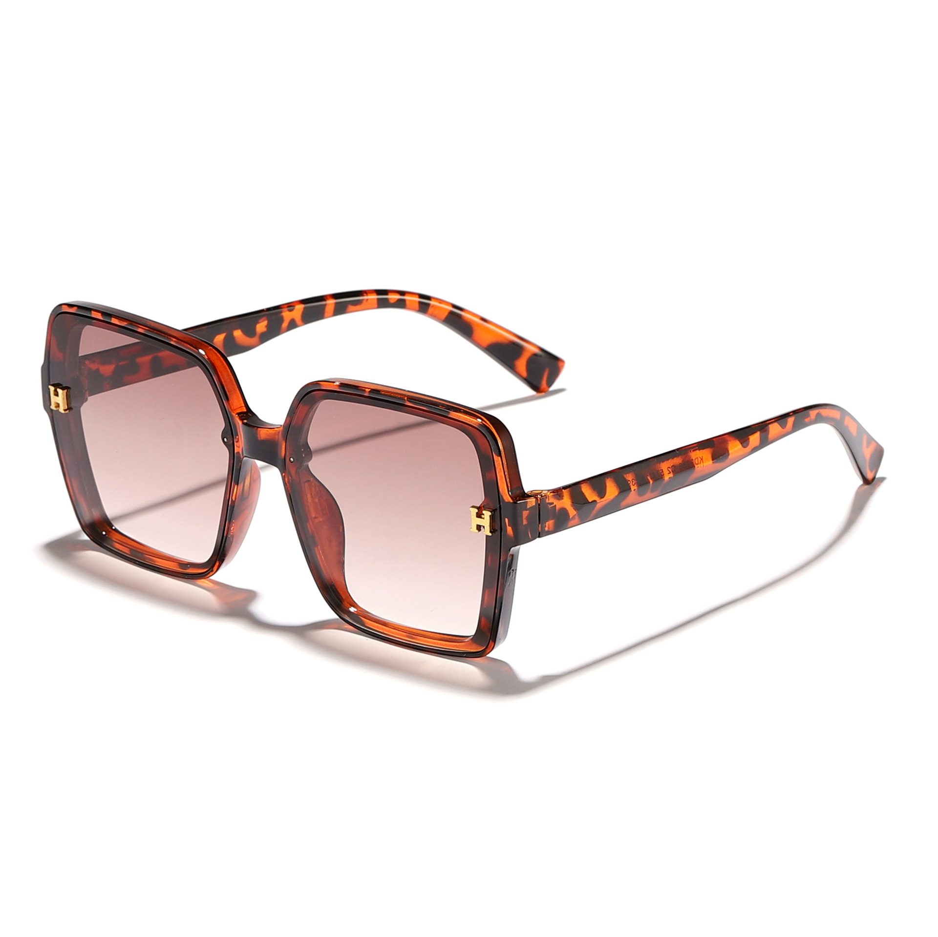 2024 nuevas gafas de sol anti-ultravioleta de marco generoso retro, accesorios de letras de sentido avanzado, gafas de sol imprescindibles para disparos callejeros de moda