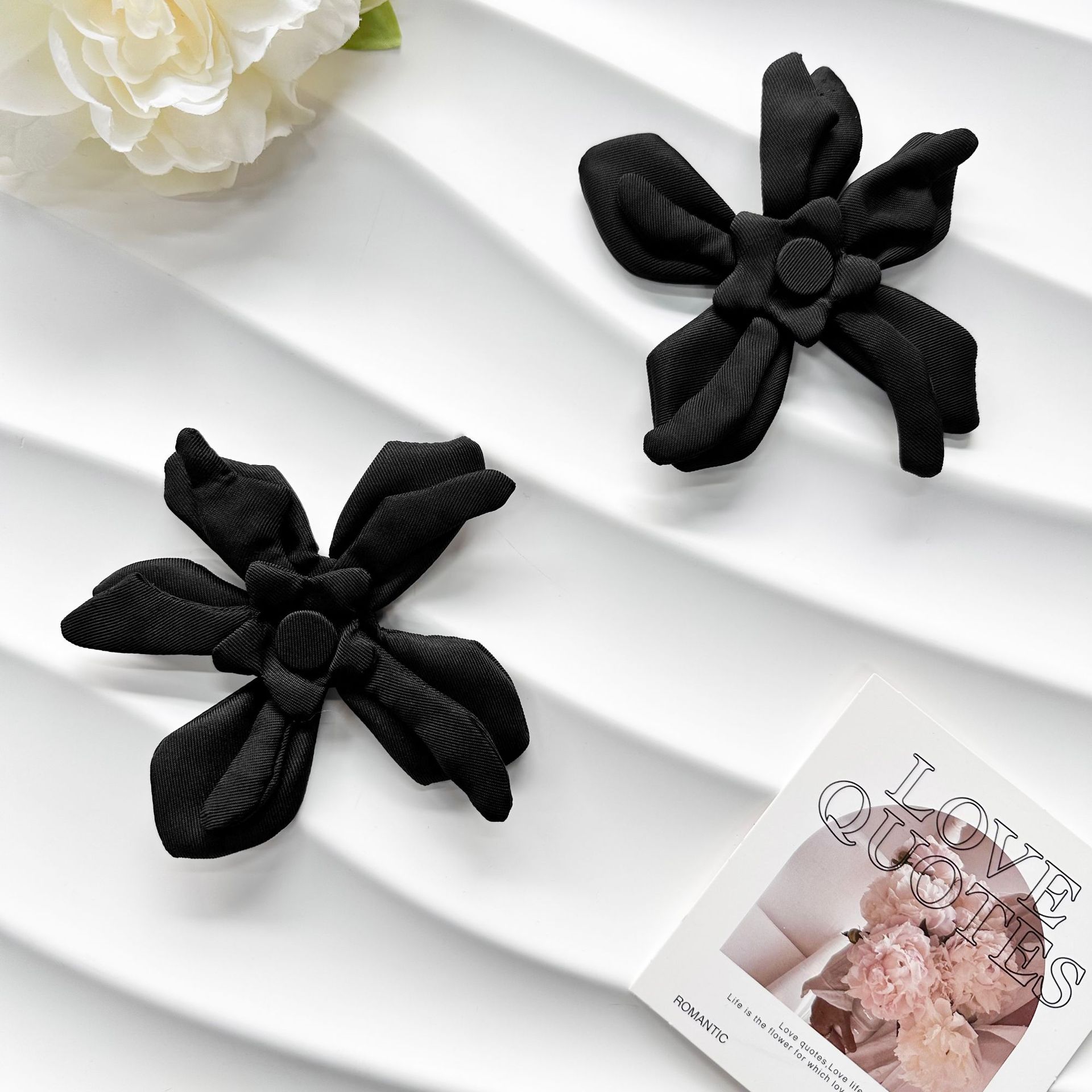 Inventario pequeño viento de cinco hojas flores de pecho blanco tela de flores zapatos de moda sombreros bolsos joyas para el cabello decoración de ropa image 4