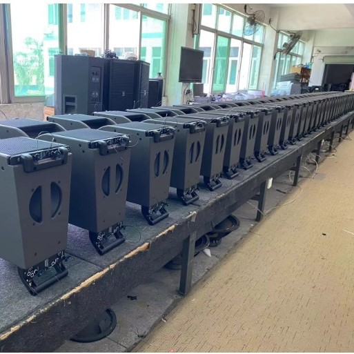El mismo conjunto de altavoces de matriz lineal de 8 pulgadas / 10 pulgadas de ACUS es un conjunto de sonido profesional para espectáculos de escenario al aire libre a gran escala.