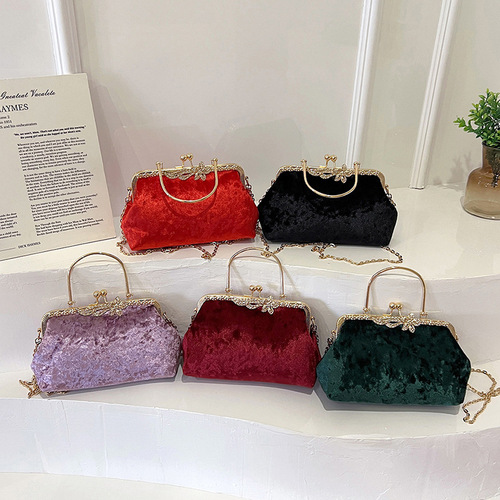 A new, high-end, niche women's bag with a unique clasp, elegant and versatile evening tote, stylish shell single-shoulder crossbody bag.