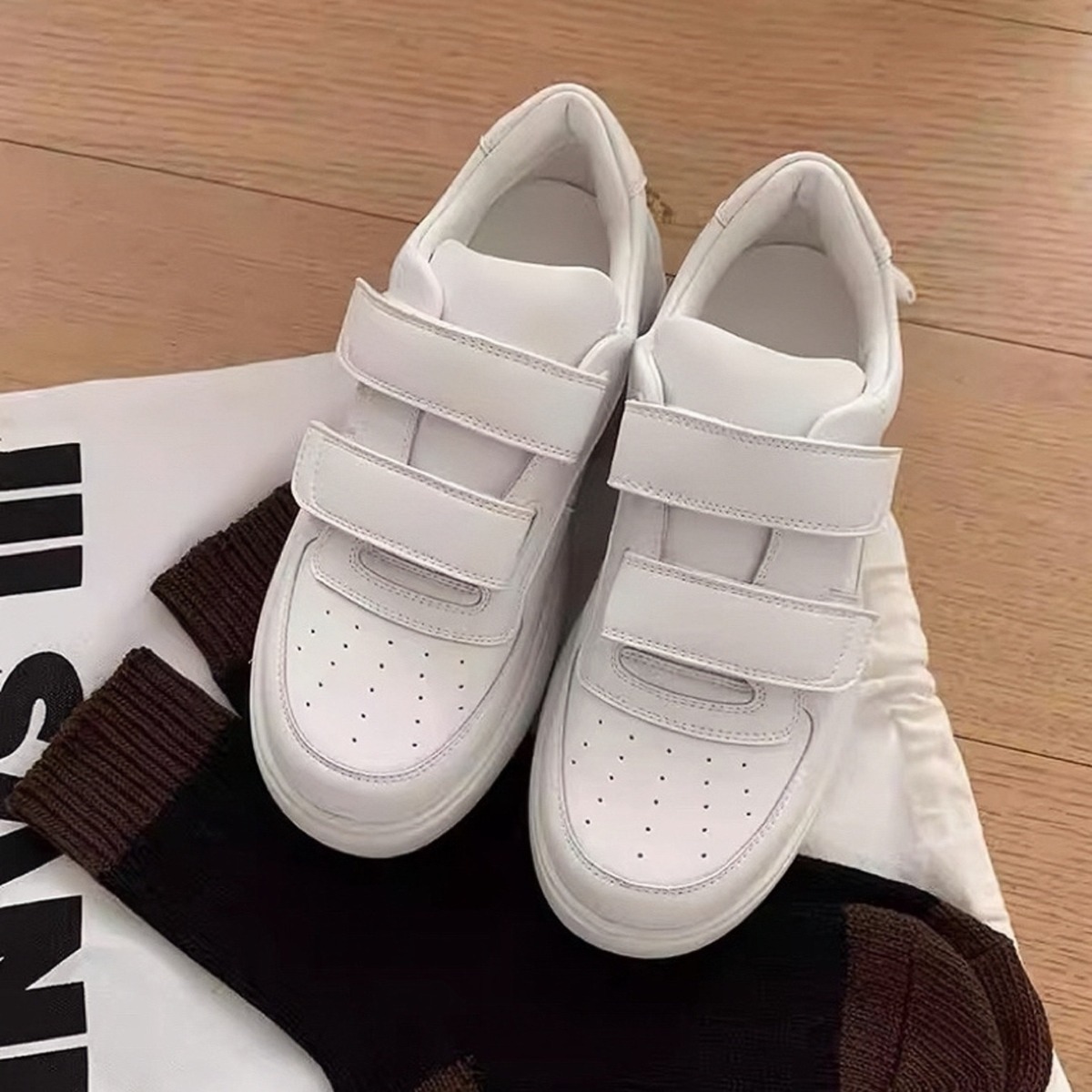 Versión de cuero de vaca ~ la misma cabeza redonda transpirable muffins de cuero con suela gruesa Velcro aumentó los zapatos blancos de skate de mujer