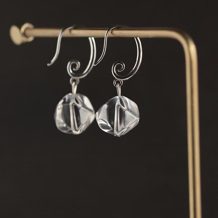 Authentic natural white crystal earrings, unique ice cube shape, fashionable studs, simple, light luxury, exquisite, high-end earrings