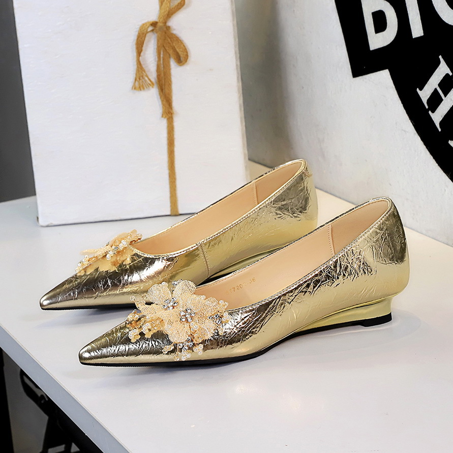 7200-H97 European and American Style Retro Metal Hand-Grabbed Flower Rhinestone Pointed Toe Shallow Mouth Wedge Heel Slip-On Shoes for Women