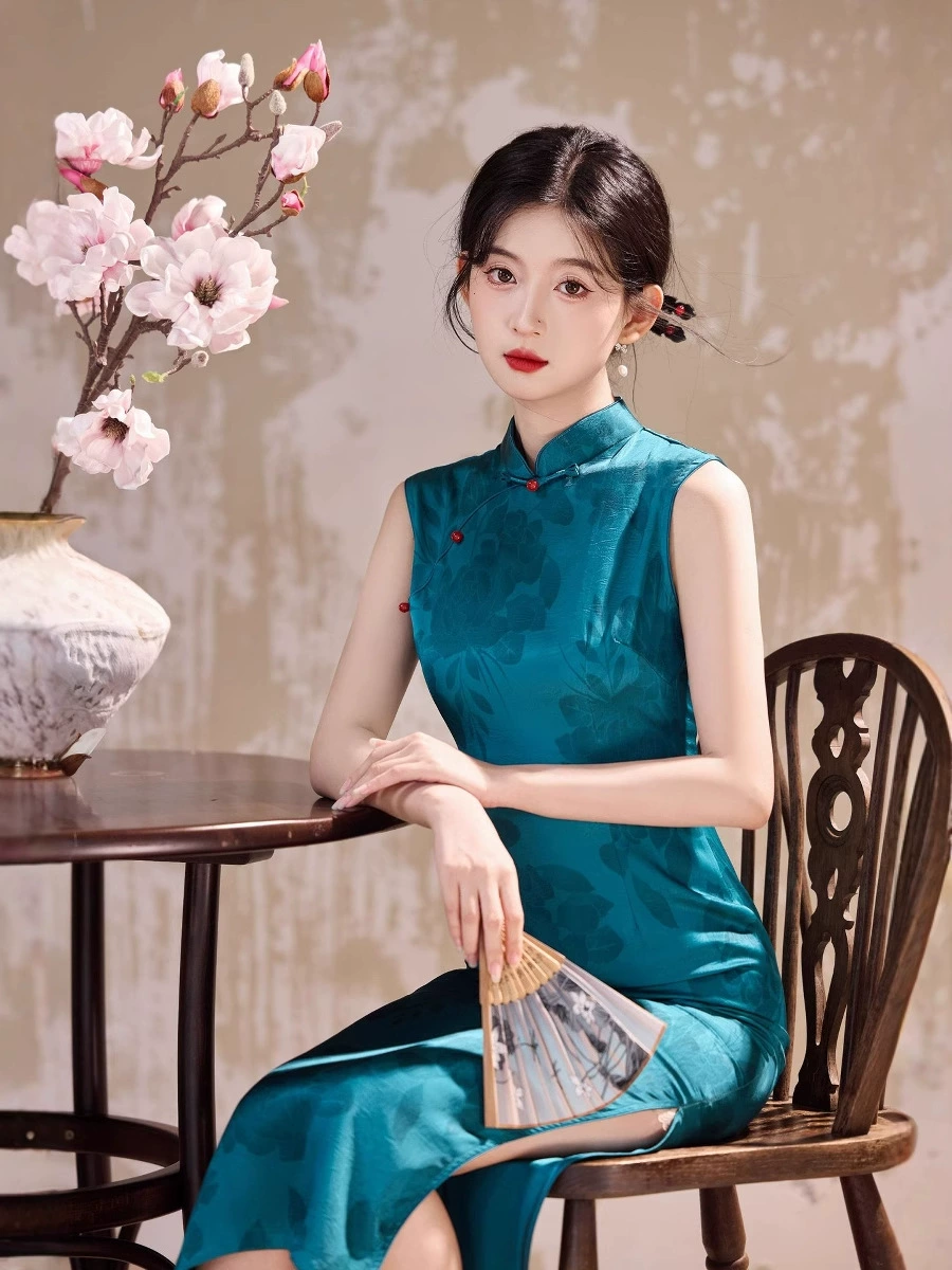Summer blue colored elegant fitted cheongsam sleevless