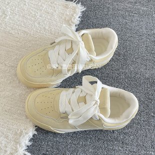 Nicho de diseño de zapatos de skate de menta para mujeres otoño de 2025 nuevas zapatillas casuales con suela gruesa zapatos de entrenamiento para mujeres