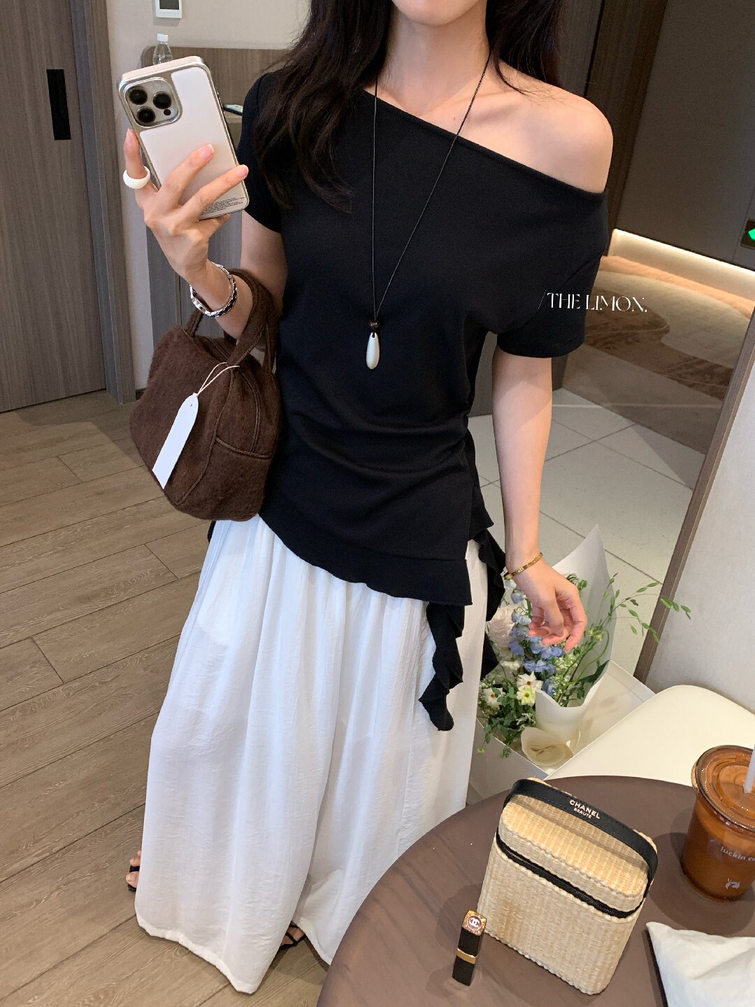 Áo thun nữ tay ngắn thiết kế lệch vai, dây rút eo, phong cách Hàn Quốc — màu đen, Màu cà phê, màu trắng, Xám hoa chi tiết 38