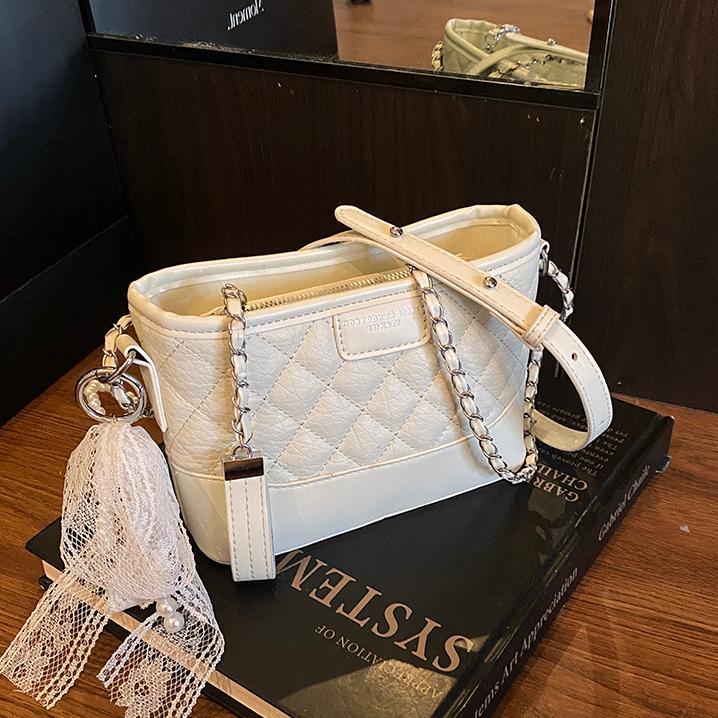 Xiaoxiangfeng Lingge Cadena Bolso callejero Mujer 2025 Nueva moda Bolso cuadrado pequeño Todo fósforo Bolso de hombro de alta gama