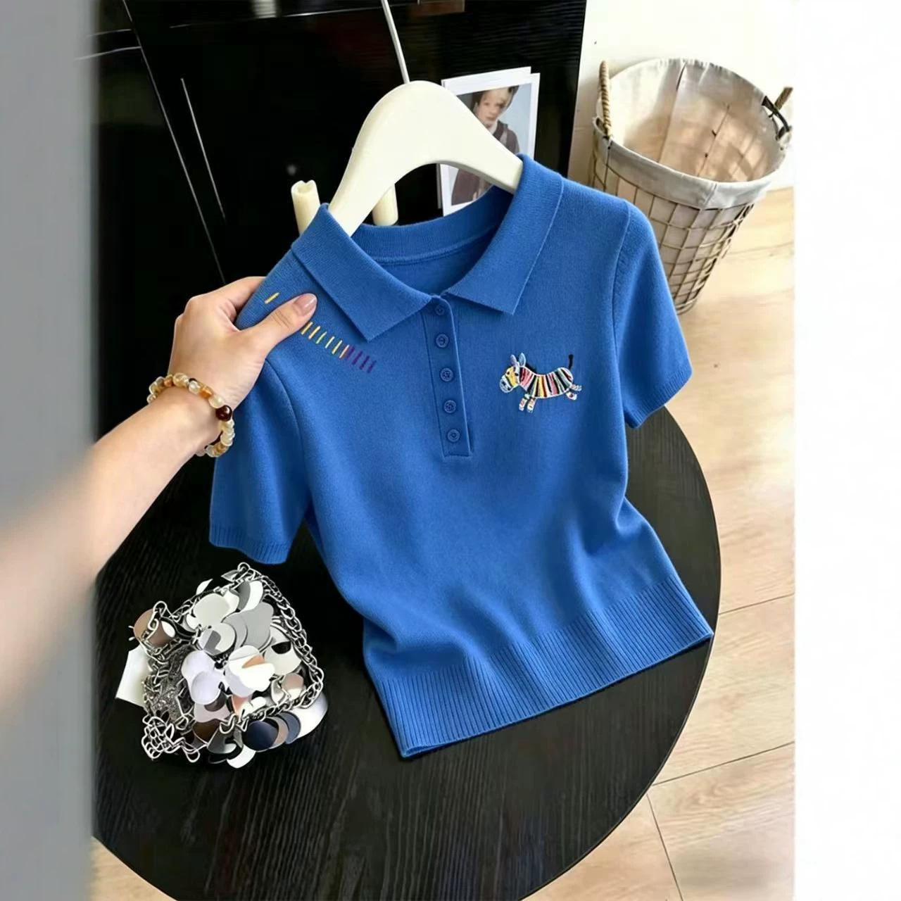 Áo thun polo nữ tay ngắn cổ bẻ họa tiết cầu vồng ngựa nhỏ — Màu xanh da trời chi tiết 3