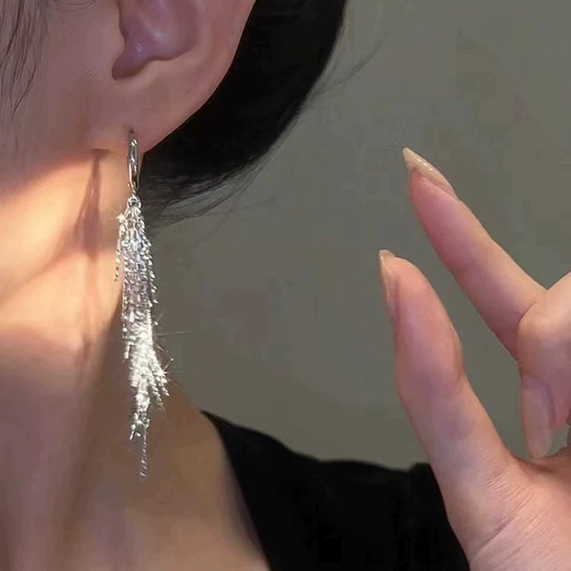 Сережки с кисточкой, маленький серебряный дизайн, тренд легкой роскоши 2025, капля 5 см