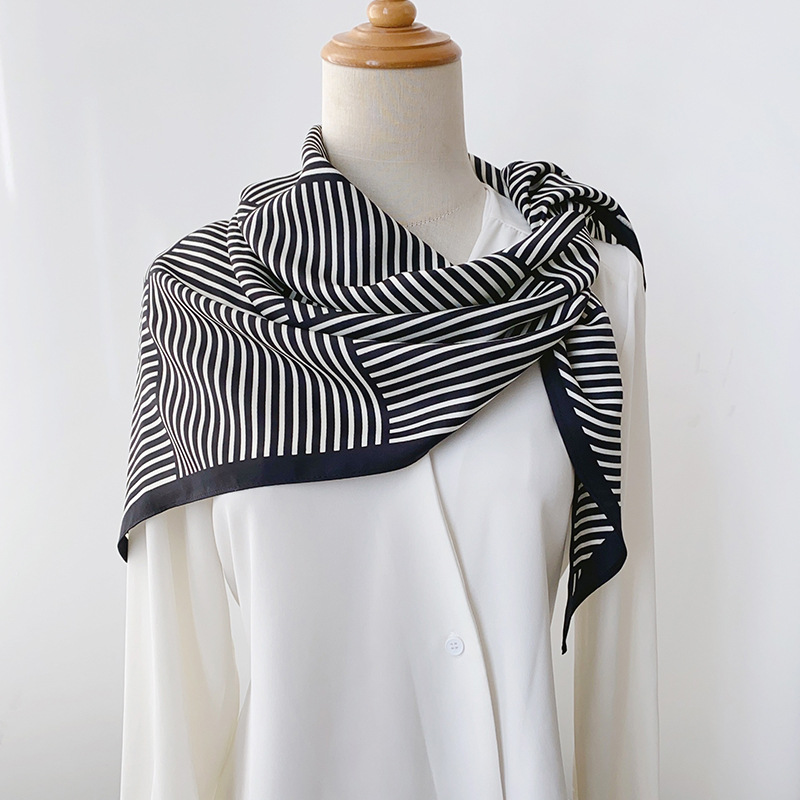 Toalla triangular estampada a rayas de estilo simple, tendencia coreana, decoración de viajes de mujer de estilo moderno, bufanda delgada de sarga