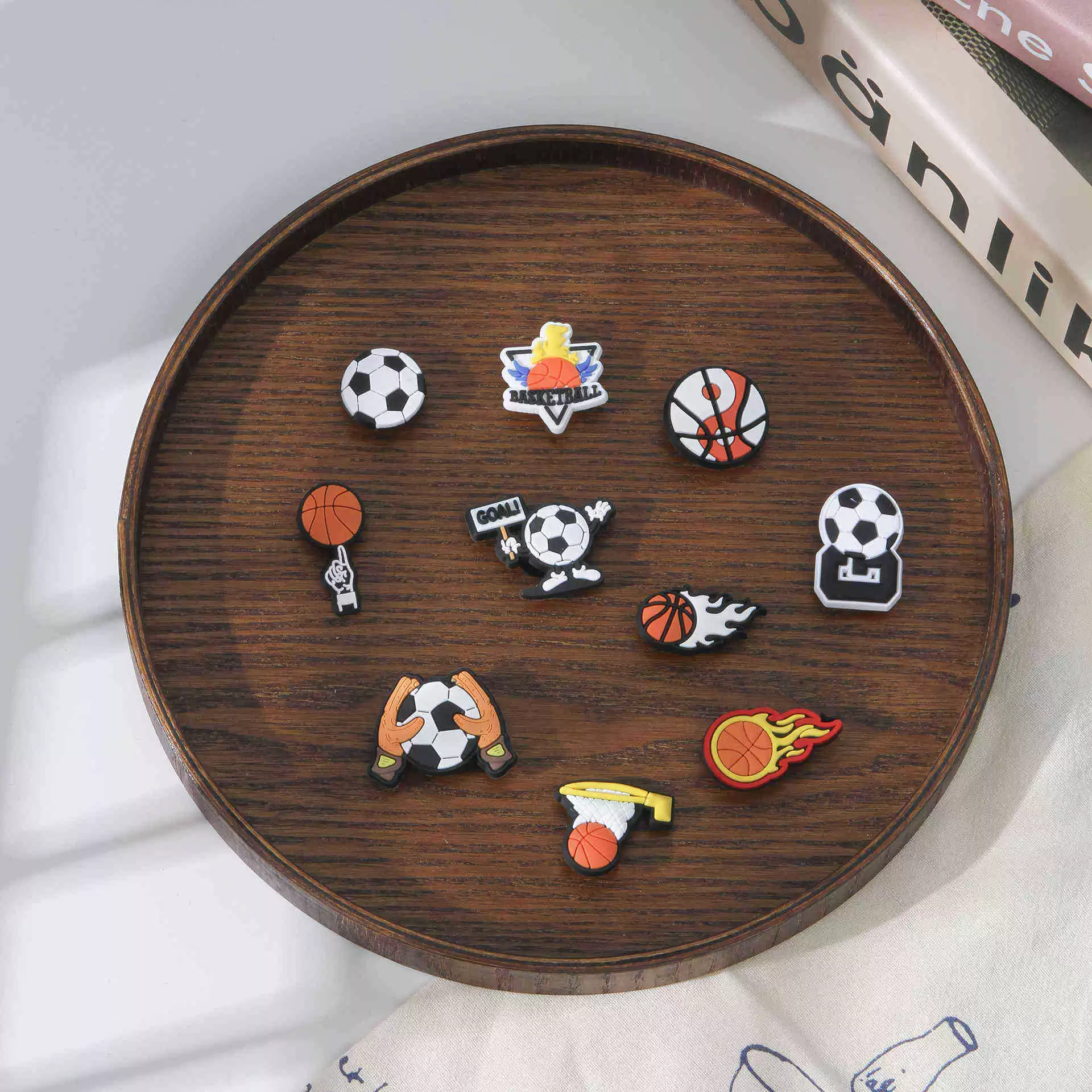 Свободные подходящие пряжки для обуви, сабо, аксессуары, милая и очень милая женская обувь с героями мультфильмов, съемные цветы, новый стиль, высококачественная трансграничная обувь.