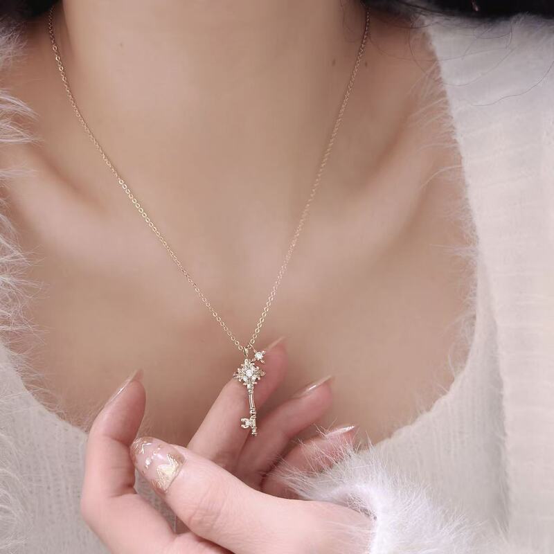 Iris Flower Zircon Key Chain Necklace for Women, Sweet and Fairy-Like, Niche Light Luxury Design, Vintage Clavicle Chain