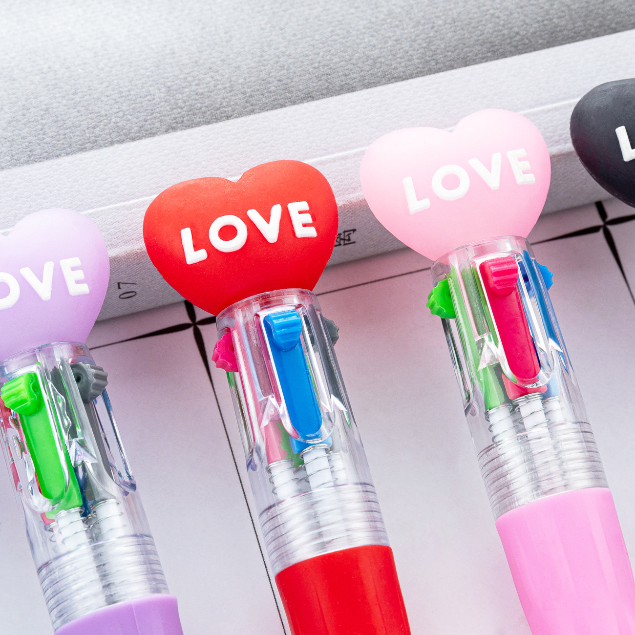 Mini bolígrafo de plástico de cuatro colores dibujos animados amor bolígrafo de marca clave bolígrafo estudiantes cuatro en uno bolígrafo de contabilidad manual