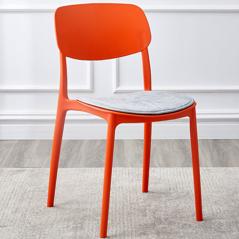 쿠션이있는 오렌지