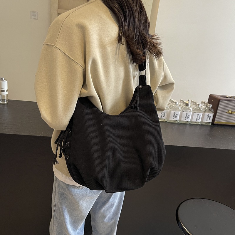 Bolsos de mujer de gran capacidad 2024 nuevo estilo pana otoño e invierno bolso de mensajero casual todo fósforo clase viaje bolsa de bola de masa marea