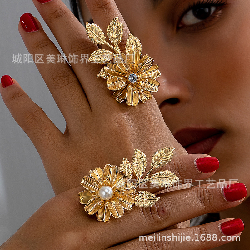 Retro elegant design golden ring pearl
