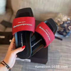 2024年夏の新型aアルファベットのフラットスリッパの女性ネットの赤いカジュアルな四角い頭が白く見えます。