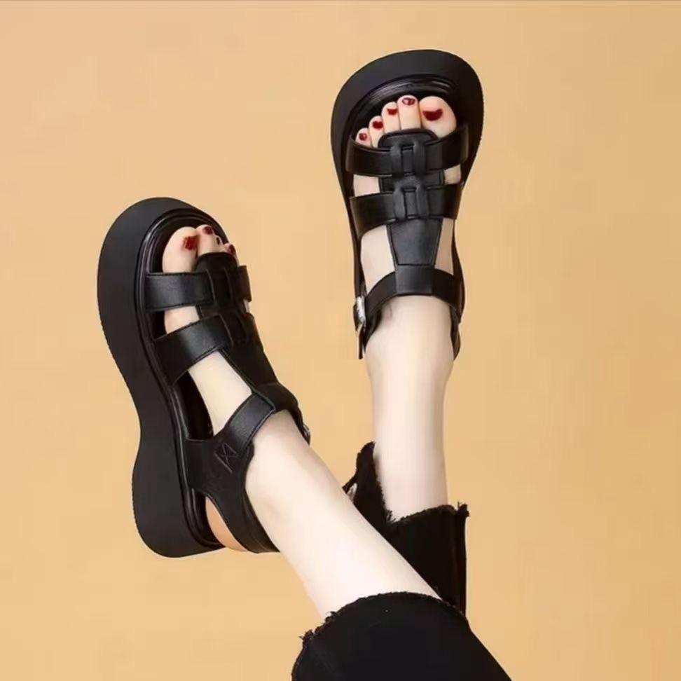 Sandalias con faldas de suela gruesa para mujeres verano 2026 nuevos zapatos de playa de cuero suave antideslizante aumentados de altura romana