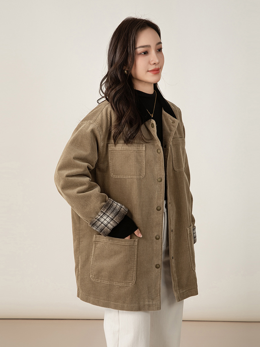 Áo khoác nữ phong cách retro barn phối sọc nhung kẻ, dáng rộng dài vừa phải, cổ áo công sở — Kaki