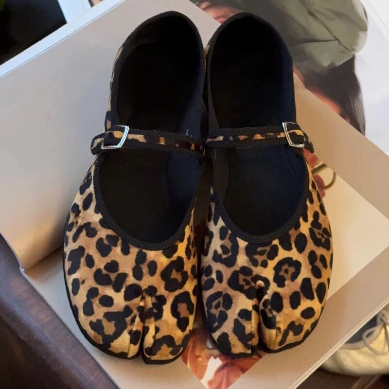 Stunningly Beautiful Leopard Print Pig's Hoof Split-Toe Single-Strap Shallow Mouth Flats for Women, 2026 New Flat Mary Jane Shoes