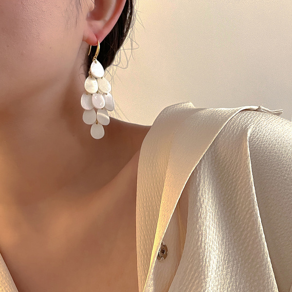 Design trend long earrings drop-shaped with tassels