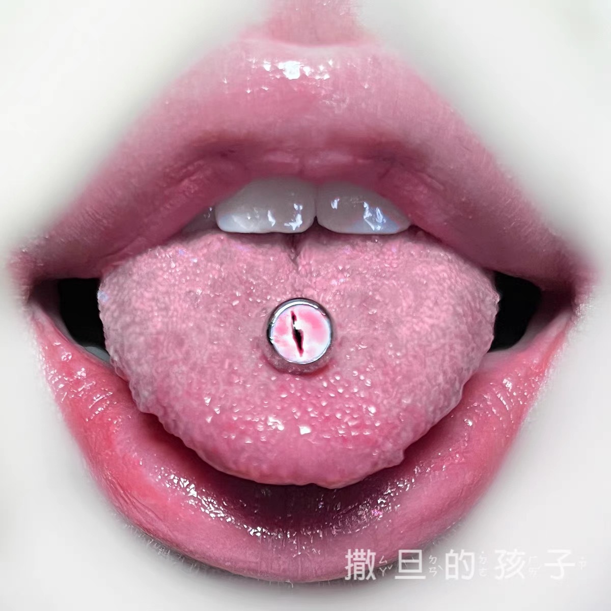 16G labret stud size and finish detail