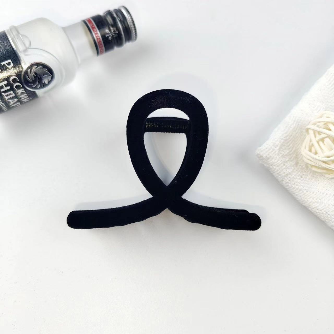 Pinza sencilla negra aterciopelada para mujer, elegante pinza de tiburón para la nuca, accesorio para el cabello de moda de 2023_voghion.com