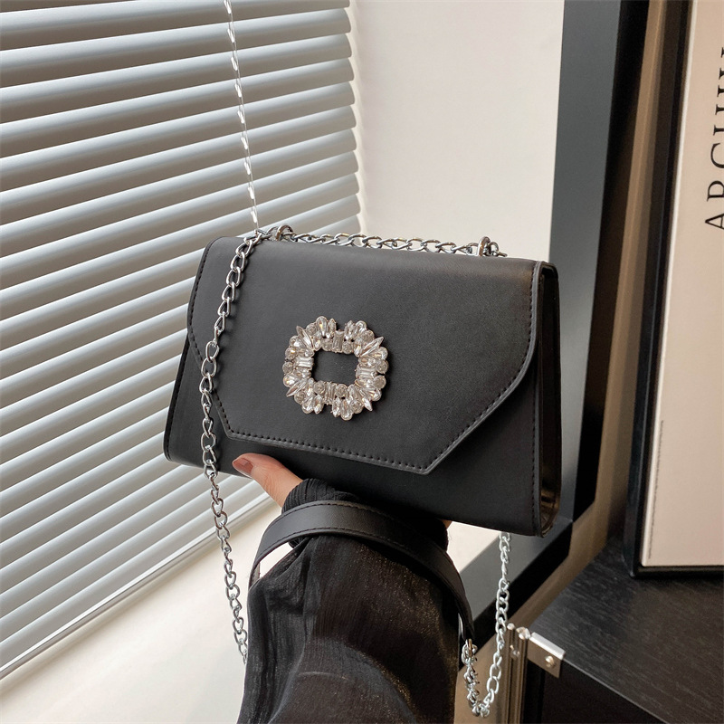 2024 invierno nuevo bolso de cadenas de diamantes retrógrado exquisito vestido plano para la cena pequeña bolsa cuadrada para mujeres