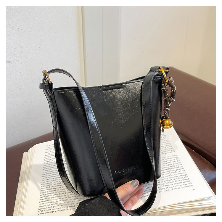 Bolso de balde de moda coreana para mujeres 2024 nuevo invierno ins retro versátil bolso de transporte de nicho bolso de viaje